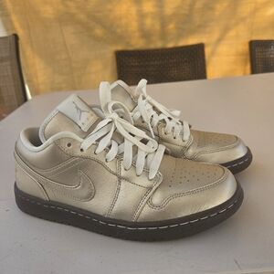 Nike Women  Air Jordan 1 Low SE metallic